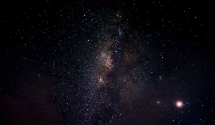 ¿Por qué los agujeros negros al centro de una galaxia no la absorben en su&nbsp;totalidad?