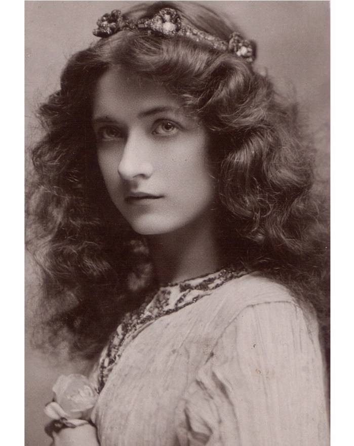 Mujer joven de principios del siglo XX