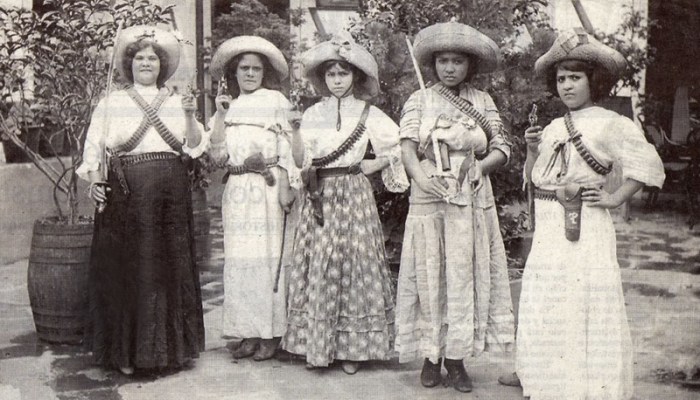 Fotografía de mujeres cristeras, pensativa resumen