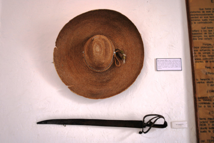 Espada y sombrero cristeros, pensativa resumen